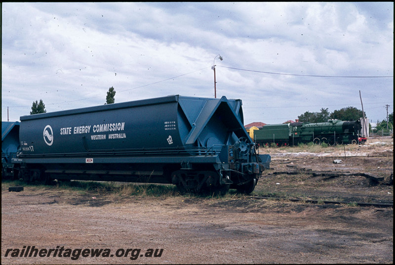 T07321
XG Class 20817 coal wagon, State Energy Commission blue livery, V Class 1215 on display at the Collie Visitors Centre, Collie, BN line
