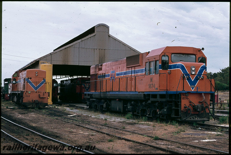 T07322
N Class 1874, A Class 1512, T Class 1801, N Class 1877, unidentified G Class, Collie loco depot, running shed, loco sand storage tank, BN line
