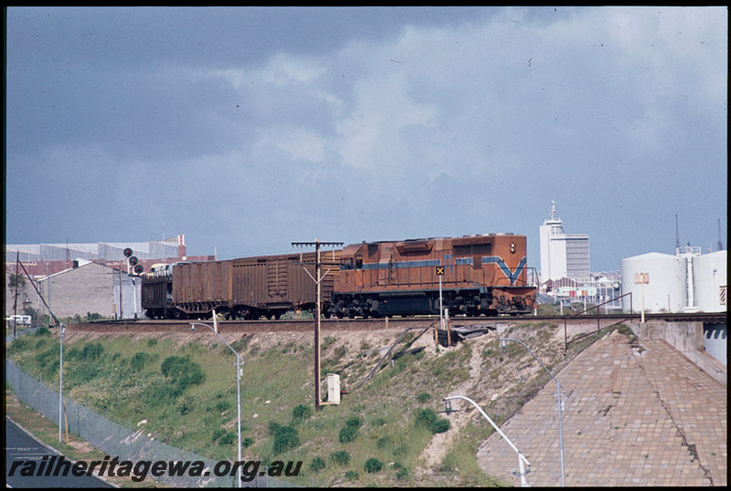 T07329
L Class 272, Down goods train bound for Leighton Yard, approaching Swan River Bridge, Fremantle, searchlight signal, ER line

