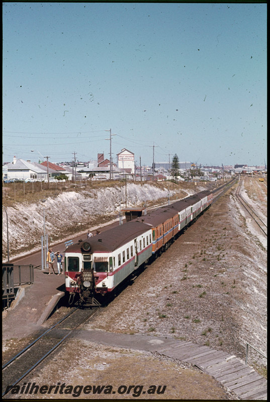 T07389
ADA/ADG/ADA/ADG/ADA/ADG Class railcar set, Down suburban passenger service, Leighton, platform, shelter, ER line
