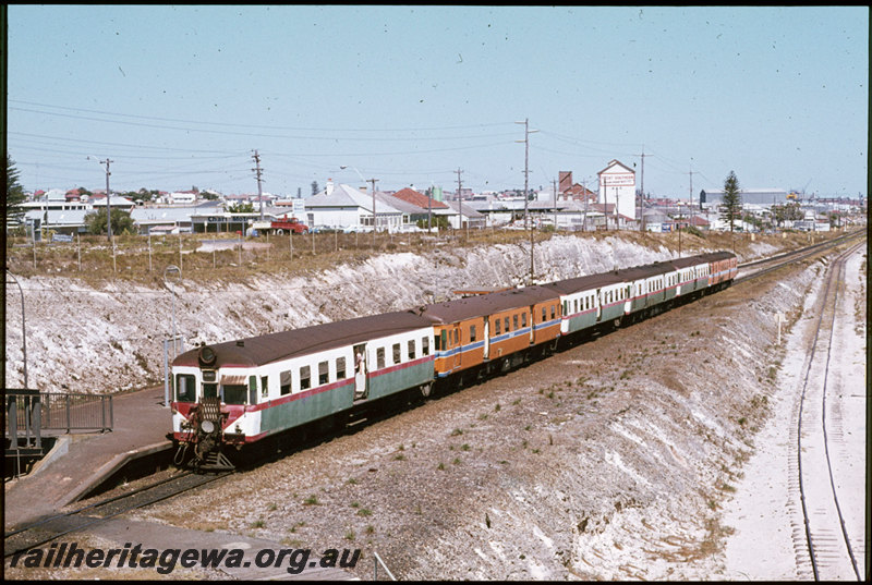 T07390
ADA/ADG/ADA/ADG/ADA/ADG Class railcar set, Down suburban passenger service, Leighton, platform, ER line
