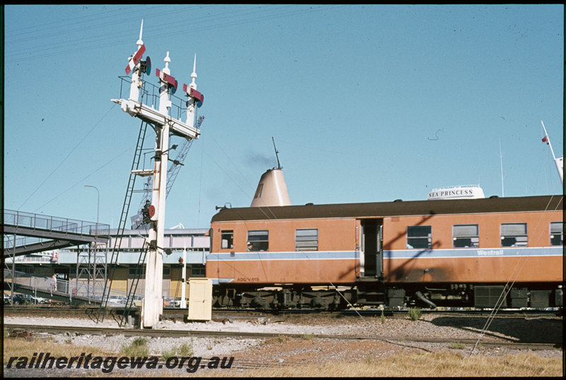 T07395
ADG Class 615, Up suburban passenger service, arriving at Fremantle, semaphore bracket signal, footbridge, ER line
