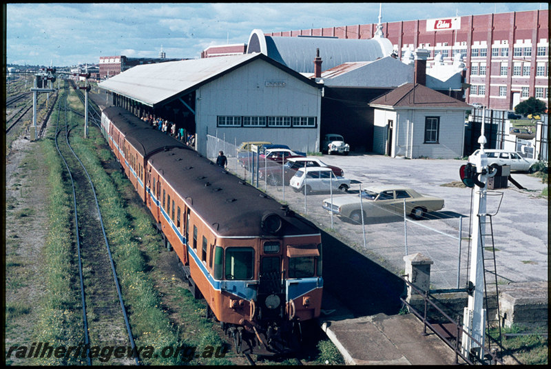 T07459
ADA/ADX/AYE/ADX Class railcar set, Down suburban passenger service, preparing to depart Platform 1, Fremantle, semaphore signals, station buildings, platform, Elders Wool Store, ER line
