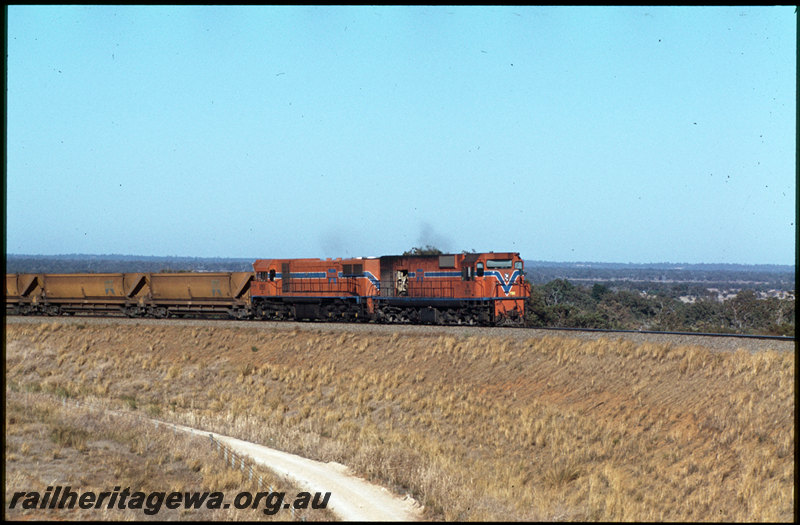 T07559
N Class 1877 and DA Class 1565, Down empty bauxite train, XG Class coal wagons in consist, Jarrahdale Line
