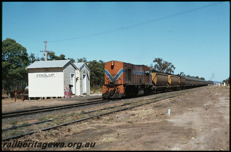 T07565
R Class 1905, Up loaded coal train, XG Class coal wagons, XN Class wagons nickel wagons converted to haul coal, Coolup, staff cabin, station sign, SWR line
