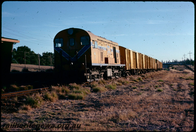 T07585
F Class 41, Down goods train, Grant Street, station shelter, ER line
