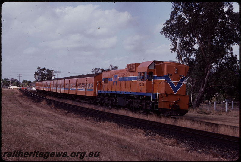 T07839
A Class 1513, Down suburban passenger service, Stokely, Albany Highway level crossing, SWR line
