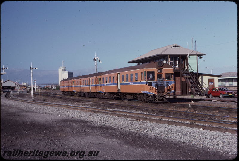 T08425
ADA Class 752 with ADG/ADG Class railcar set, Down suburban passenger service, departing Fremantle, Fremantle Box B signal cabin, semaphore signals, platform, station building, ER line
